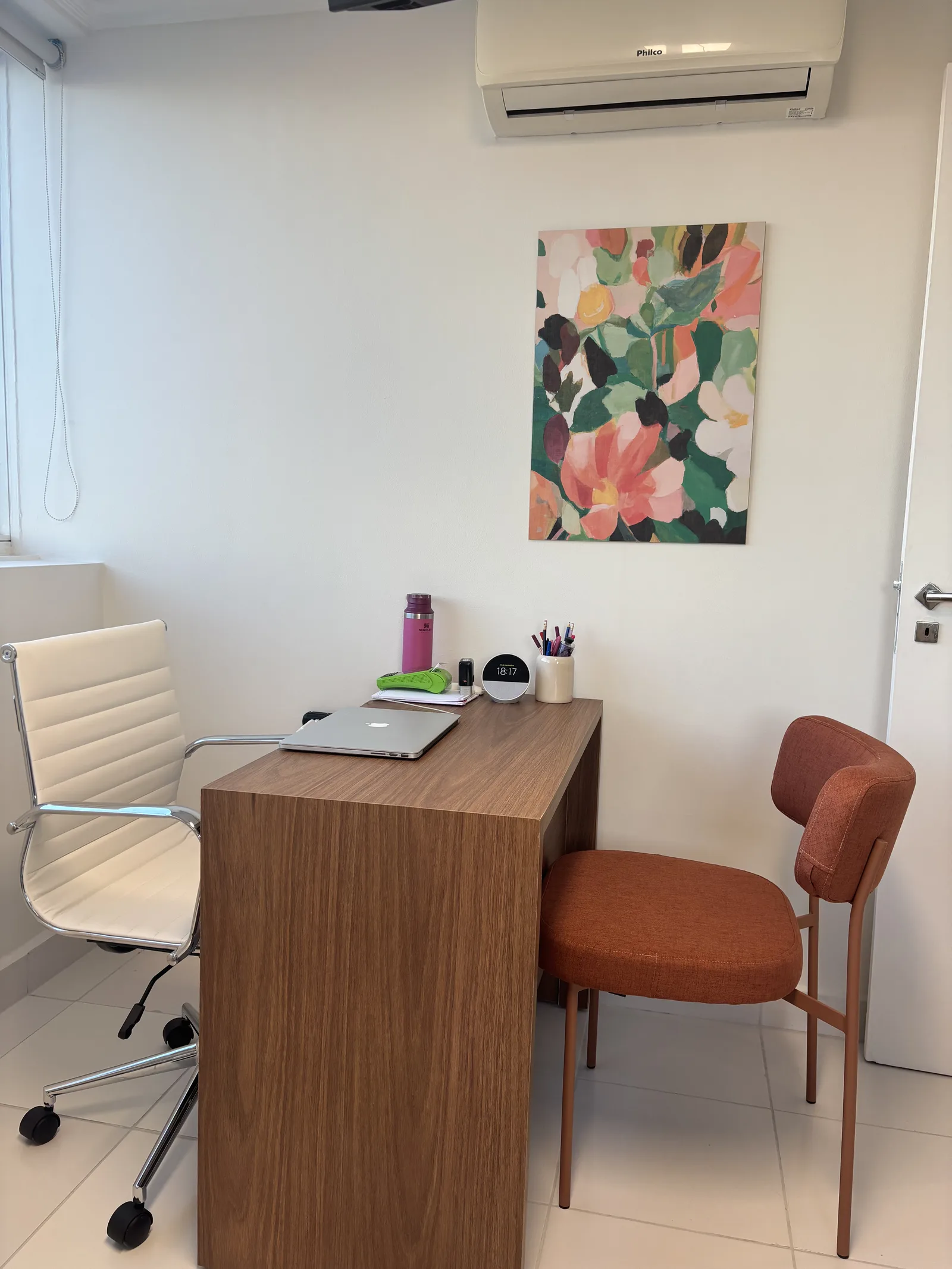 Mesa de atendimento da sala odontológica com dois lugares